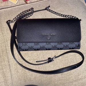 NWT Authentic MICHAEL KORS 2 way long wallet with detachable Crossbody chain